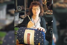 Kunsthandwerkerin Kathrin Hahn beim „Knippeln“.