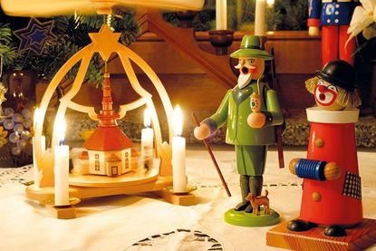 Pyramide, Räuchermännchen und weiterer typischer erzgebirgischer Weihnachtsschmuck lässt sich von morgen bis Sonntag in der „Erzgebirgsstube“ finden.