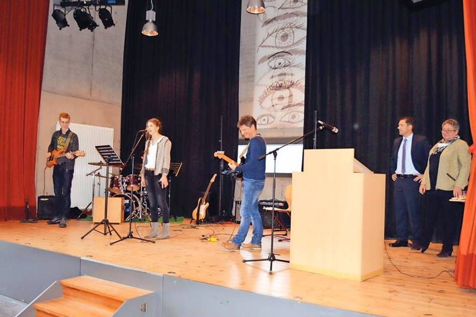 Zwischen den Ausführungen von Ratekaus Bürgermeister Thomas Keller und Bürgervorsteherin Gaby Spiller sorgte die Schulband „Infinity“ musikalisch für gelungene Abwechslung.
