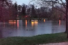 „Land unter“ im „Alten Kurpark“ in Timmendorfer Strand: Durch die anhaltenden Regenfälle hat das Wasser große Teile überschwemmt und die Brücken sahen aus wie kleine Inseln.