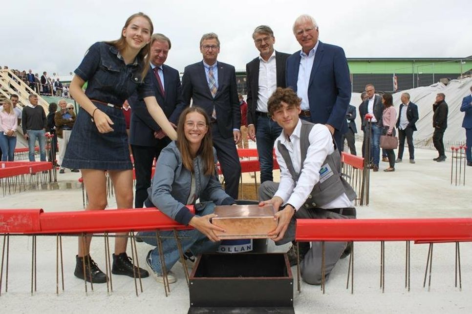 Bei der Grundsteinlegung: Maxima Gollan, Bundestagsabgeordneter Ingo Gädechens, Dr. Bernd Buchholz, Thilo Gollan und Reinhard Sager (hi. v. lks.) sowie Philipa und Götz Gollan (vorne).