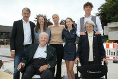 Drei Generationen: Thilo, Philipa, Katrin, Maxima und Götz Gollan (hi. v. lks.) sowie die Firmengründer Gerhard und Hildegard Gollan (vorne).