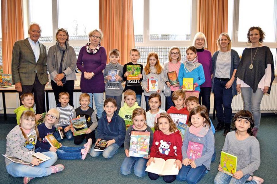 Mit ihren Lehrkräften und Schulleiterin Wiebke Raub-Mennerich (r.) freuen sich die Sereetzer Grundschüler über die Bücherspende der Weiland Kulturstiftung Henning Hamkens, die Henning und Christiane Hamkens aus dem Stiftungsvorstand jetzt übergaben.