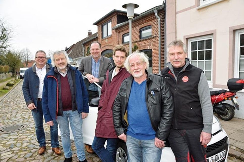 Die Preetzer Streetworker Rüdiger Wiese und Pascal Müller (mitte) sind künftig mit einem weiteren Auto on Tour und damit ein Stück mobiler: Den Hyundai i10 übergaben die Vorstandsmitglieder der Schön-Stiftung als Spender des Fahrzeugs (v. l.) Diplom Betriebswirt Ralf Reikat (Förde Sparkasse), Propst Erich Faehling (Kirchenkreis Plön-Segeberg) und Bürgermeister Björn Demmin (Stadt Preetz) sowie Geschäftsführer Rudolf Hartz (Automobil-Service-Center GmbH Dittmann &amp;amp; Hartz), der den Wagen geliefert hat.