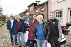 Die Preetzer Streetworker Rüdiger Wiese und Pascal Müller (mitte) sind künftig mit einem weiteren Auto on Tour und damit ein Stück mobiler: Den Hyundai i10 übergaben die Vorstandsmitglieder der Schön-Stiftung als Spender des Fahrzeugs (v. l.) Diplom Betriebswirt Ralf Reikat (Förde Sparkasse), Propst Erich Faehling (Kirchenkreis Plön-Segeberg) und Bürgermeister Björn Demmin (Stadt Preetz) sowie Geschäftsführer Rudolf Hartz (Automobil-Service-Center GmbH Dittmann &amp;amp; Hartz), der den Wagen geliefert hat.