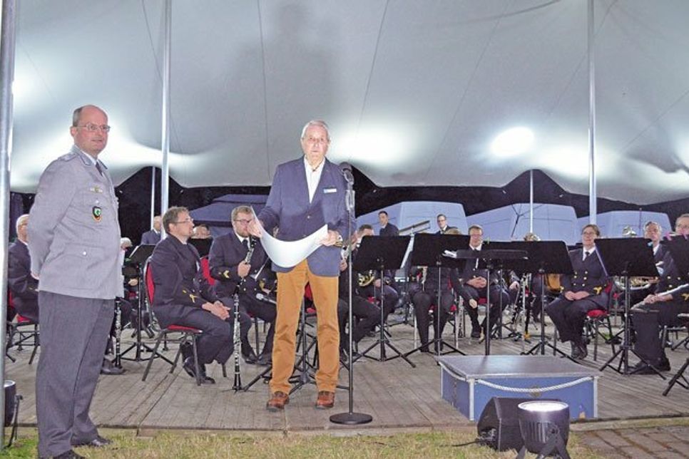 Scheckübergabe durch Herrn Uhland an Manfred Koch.