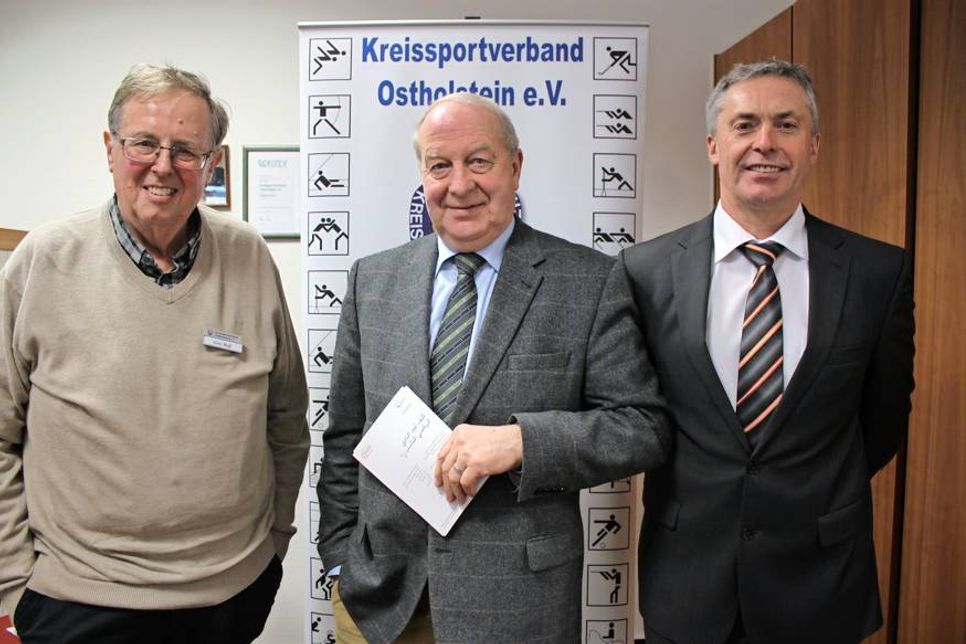 Die Spitze des Kreissportverbandes Ostholstein mit 2. Vorsitzender Götz Haß, 1. Vorsitzender Rolf Röhling und Geschäftsführer Wolfgang Ruge (v. lks.).