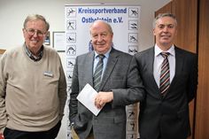 Die Spitze des Kreissportverbandes Ostholstein mit 2. Vorsitzender Götz Haß, 1. Vorsitzender Rolf Röhling und Geschäftsführer Wolfgang Ruge (v. lks.).