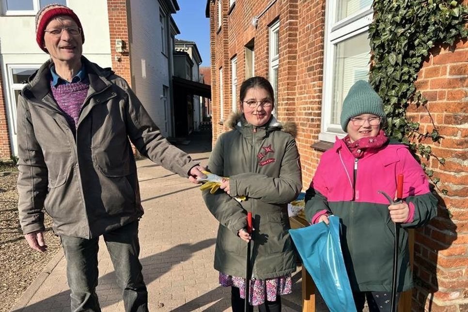 Eckhard Mittmann vom Bauamt stattete auch Amelie (Mi.) und Lotta mit Handschuhen, Müllsäcken und Greifzangen aus.