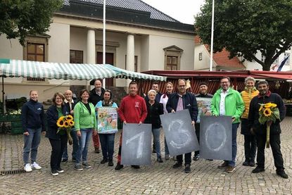 Die Wochenmarkthändler und die Verantwortlichen der Stadt Neustadt freuen sich auf den Jubiläumswochenmarkt am kommenden Freitag.