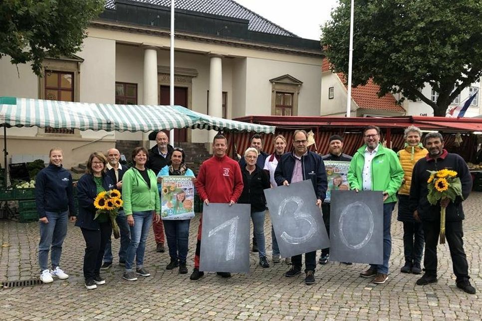 Die Wochenmarkthändler und die Verantwortlichen der Stadt Neustadt freuen sich auf den Jubiläumswochenmarkt am kommenden Freitag.