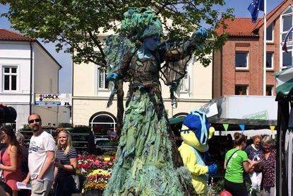 Auch eine „Elfe“ vom Stelzentheater Waldwesen hat sich angekündigt. (Foto: Stadtmarketing)