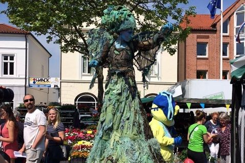Auch eine „Elfe“ vom Stelzentheater Waldwesen hat sich angekündigt. (Foto: Stadtmarketing)