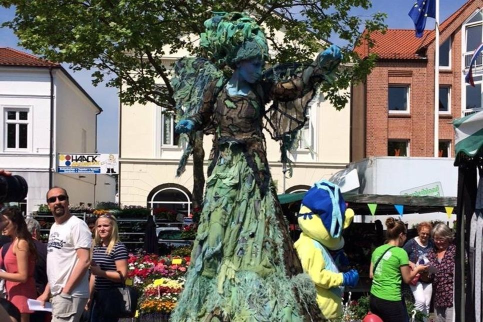 Auch eine „Elfe“ vom Stelzentheater Waldwesen hat sich angekündigt. (Foto: Stadtmarketing)