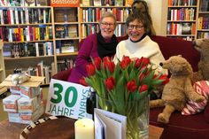 Geschenke für die Jubilarin: Inhaberin Gabriela Bendfeldt (lks.) und ihre treue Mitarbeiterin Sabine Lettow.