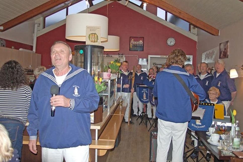 Der Plöner Shantychor „Windjhammer“ erwies sich in Anna`s Café als Publikumsmagnet.