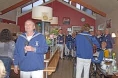 Der Plöner Shantychor „Windjhammer“ erwies sich in Anna`s Café als Publikumsmagnet.