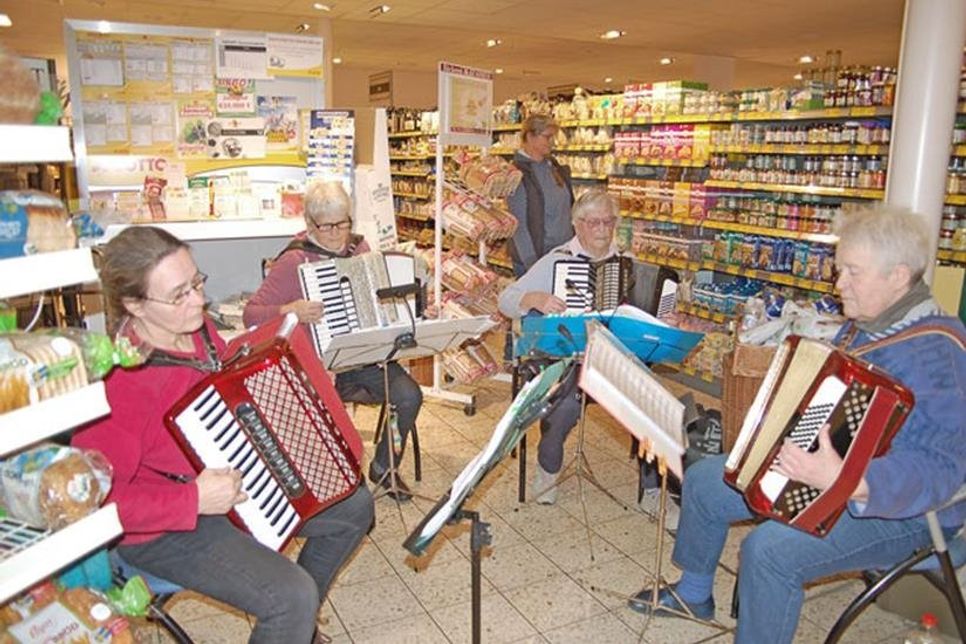 Der Akkoredeonkreis Schönberg sorgte bei „Edeka Alpen“ für gute Stimmung.