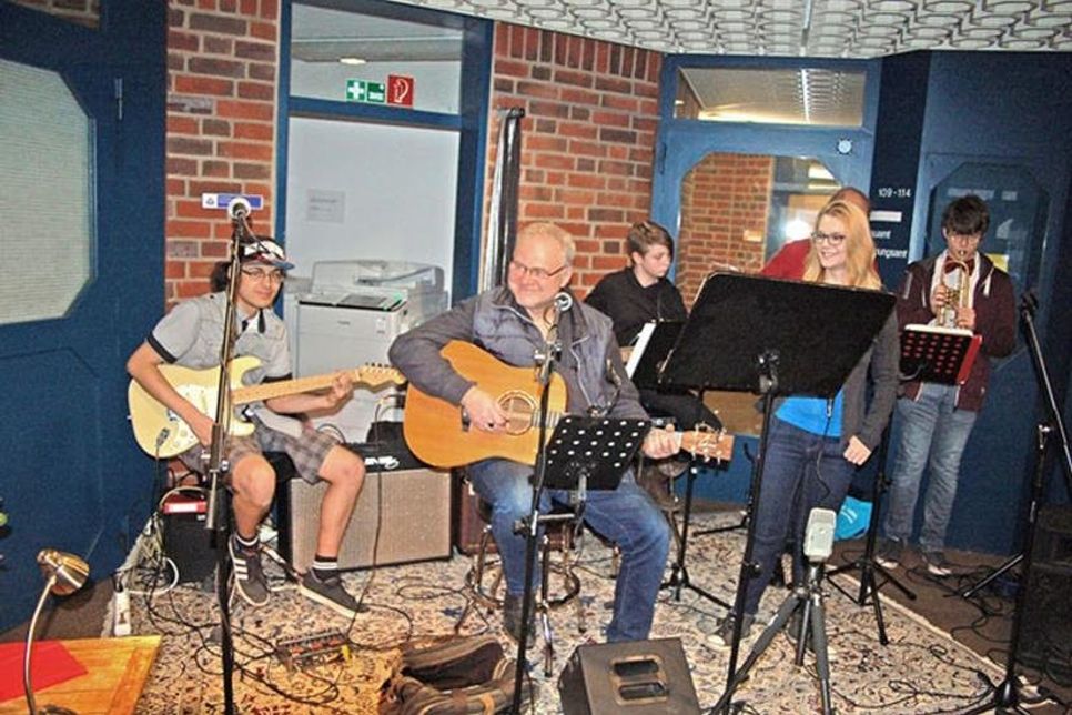 Im Rathaus heizt die Schulband die Stimmung an.