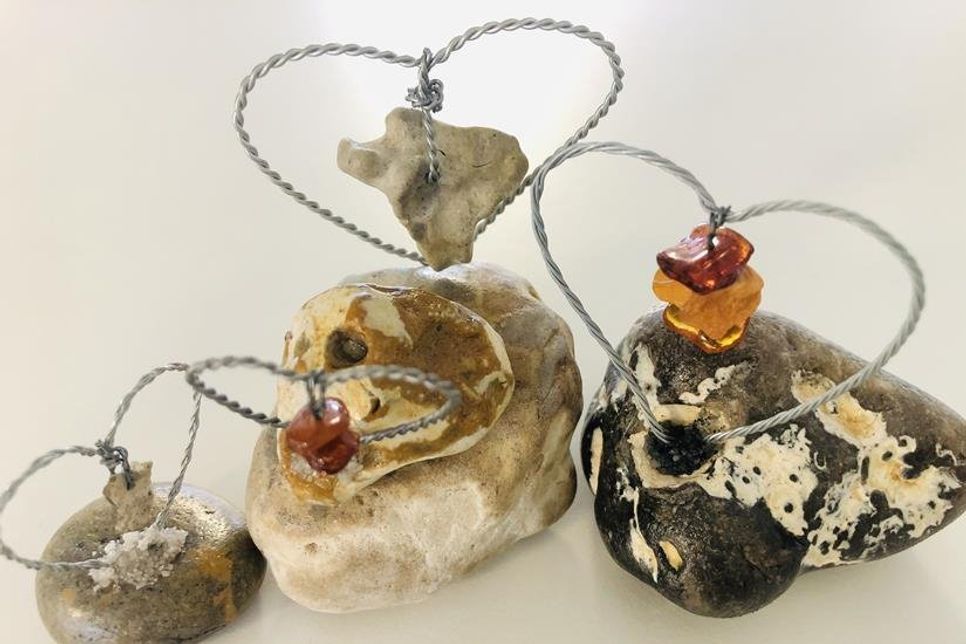 Diese zauberhaften Kunstwerke einer reporter-Leserin stehen bei jedem Mitarbeiter in der Hochtorstraße auf dem Platz.