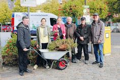 Die Helfer des Bürgervereins bei der Arbeit: Werner Hagel (v.l.), Rebecca Nissen (Vorstand Bürgerverein), Wiebke Zweig (Stadtpräsidentin), Eckehard Wilberg, Manfred Möller und Karl Seebach.
