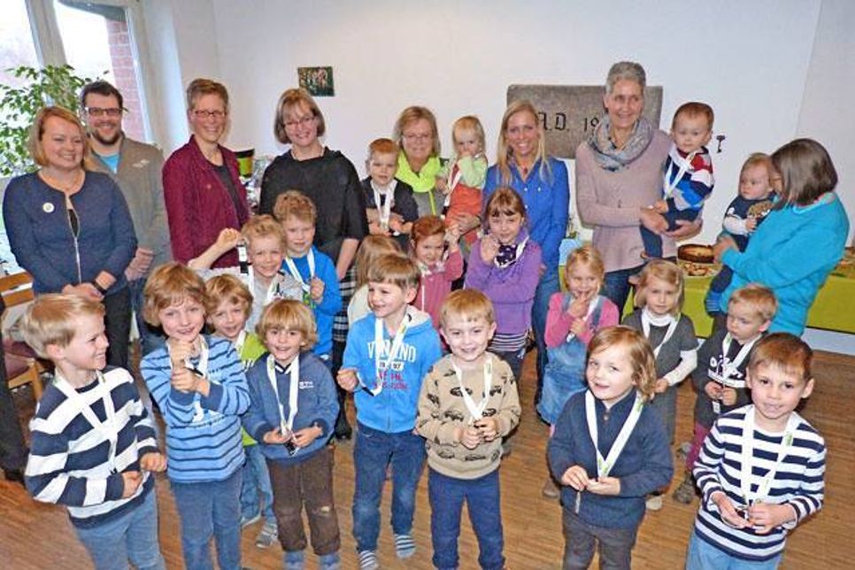 Kleine und große Forscher strahlen vor Stolz – und das ganz zu Recht, denn mit einem großen Forscher-Fest feierte die Bosauer KiTa Schwalbennest ihre Zertifizierung als erstes Haus der kleinen Forscher im Kreis Ostholstein. Die gemeinnütziuge Stiftung Haus der kleinen Forscher zeichnete die KiTa für ihr naturwissenschaftliches Engagement aus – und ihren hervorragenden, selbstgemachten Früchtetee