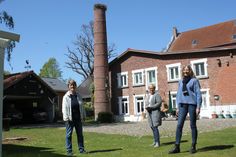 Vor dem alten Meierei-Schornstein, auf dessen Spitze das Nest der Störche liegt, am Haus Avalon: Vorstandsmitglied Heimat- und Kulturverein Karen Ermel, Bürgermeisterin Kerstin Sköries und Heimat- und Kulturverein 1. Vorsitzende Ingrid Kriegeskotte (v. lks.).