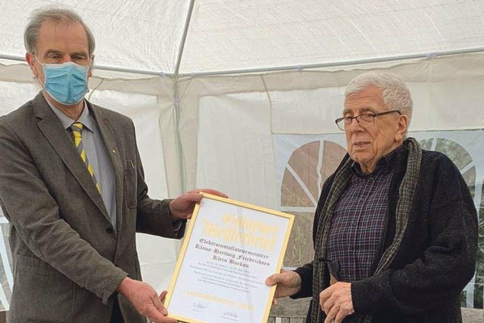 Obermeister Axel Horn überreichte Klaus Friedrichsen den Goldenen Meisterbrief.