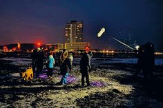 Bernsteinsuche bei Nacht am Ostseestrand von Travemünde.