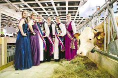 Kornkönigin Sarah Schnoor und Kornprinzessin Johanna Fritzsche zusammen mit weiteren Hoheiten aus Schleswig-Holstein.