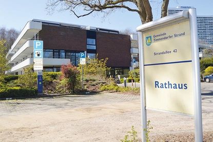 Das Timmendorfer Rathaus bleibt weiterhin geschlossen.