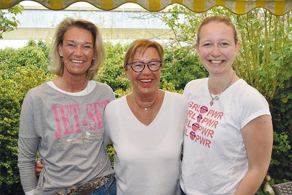 Drei Generationen auf einem Foto: Die gebürtige Timmendorferin Hilde Pomplun (Mitte) mit Tochter Kim (links) und Enkeltochter Amelie.