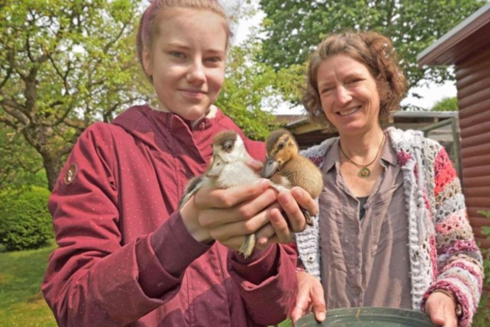 Die Leiterin des Wildtierheims Wiebke Bahruth begleitet den Ausflug in ein kleines Gehege im Garten.