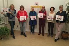 Neustädter Frauenrunde mit den Plakaten „Wir brechen das Schweigen“.