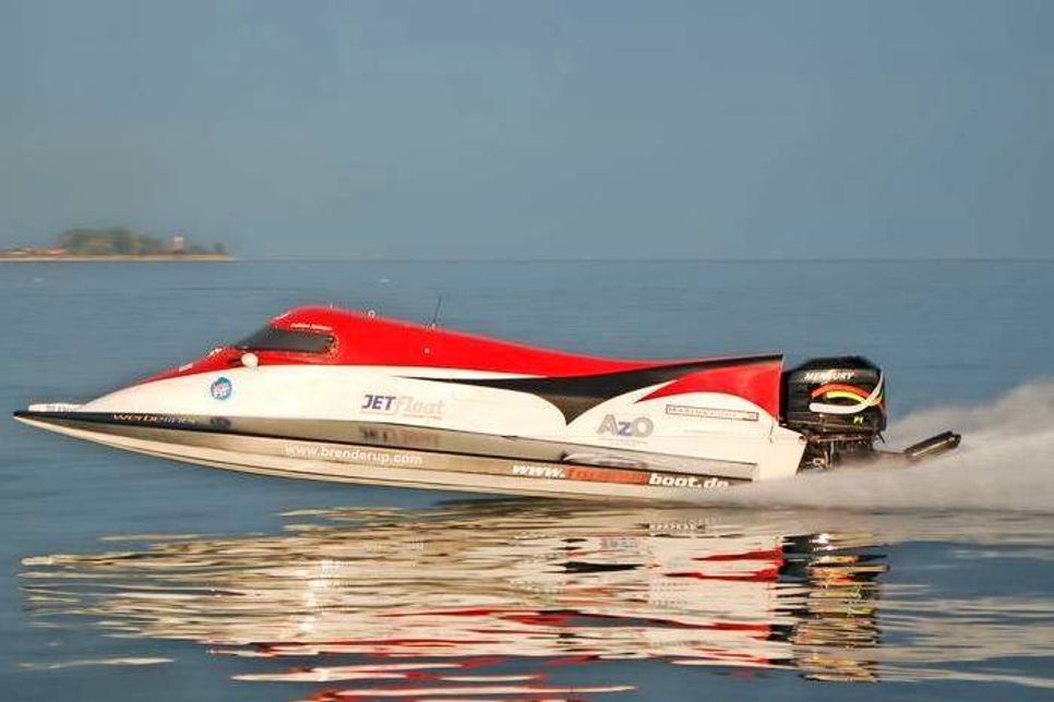Normalerweise sind die Formel 1 Boote reine Einsitzer, aber Fabian Kalsow geht jedes Jahr mit seinem zum Doppelsitzer umgebauten Formel 1 Powerboat auf Tour.