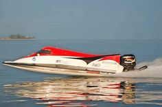 Normalerweise sind die Formel 1 Boote reine Einsitzer, aber Fabian Kalsow geht jedes Jahr mit seinem zum Doppelsitzer umgebauten Formel 1 Powerboat auf Tour.