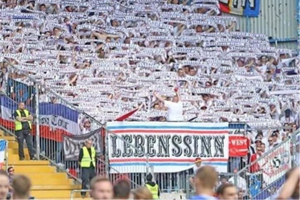 Holstein Supporters feiern eine gelungene Spielzeit.