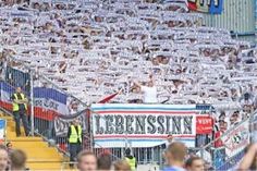 Holstein Supporters feiern eine gelungene Spielzeit.