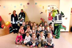 Das hat allen richtig viel Spaß gemacht: „Flori Feuer“, das Maskottchen der Feuerwehr Ratekau, bei seinem „Gute Laune“-Einsatz in der Regenbogen-Gruppe von Erzieherin Frau G. Glink. Mit dabei waren auch Brandschutzerzieherin Sandra Helbich (li.) und der stv. Gruppenführer Ronny Nikulka.