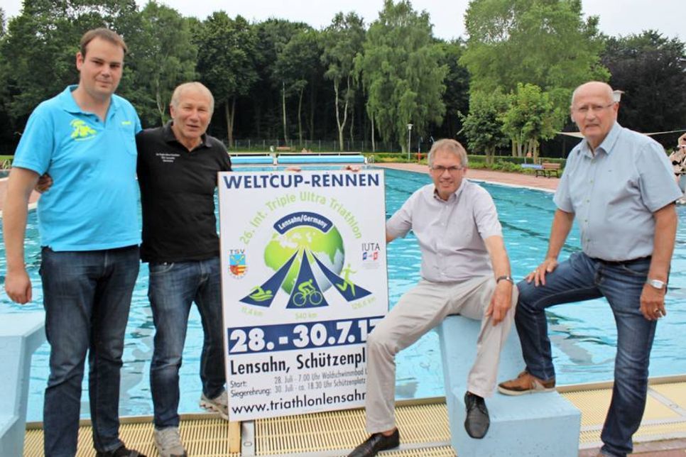 Freuen sich auf die 26. Auflage des Triple-Ultra-Triathlon: Orga-Teammitglied Kai-Uwe Schmütz, Cheforganisator Wolfgang Kulow, Bürgermeister und Schirmherr Klaus Winter sowie Bürgervorsteher Wolfgang Schüller (v. lks.).