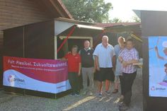 Zur Übergabe der vier neuen, von der Prokon eG mit 3.000 Euro finanzierten, Hütten für Schönwalder Vereine kamen deren Vorsitzende und die Baumeister zusammen: Petra Lühr (v. lks., DRK), Jürgen Buck, Andreas Schulenburg, Kornelis Bouman (alle Beirat), Susanne Schneider (AWO) und Marc Dobkowitz (Dorfmuseum).