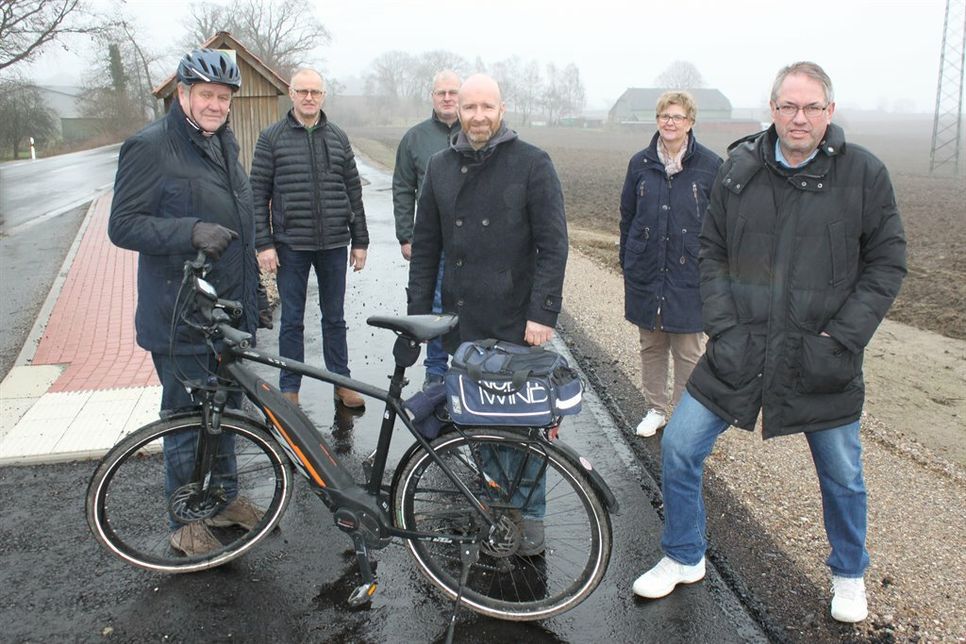 Dankeschön-Termin in Wahrendorf mit dem CDU-Vorsitzenden Eckhard Röder, dem Bauausschussvorsitzenden Hinrich Höper, Andreas Lamp, dem Landtagsabgeordneten Peer Knöfler, Anja Lamp und Bürgermeister Klaus Winter (v. lks.)