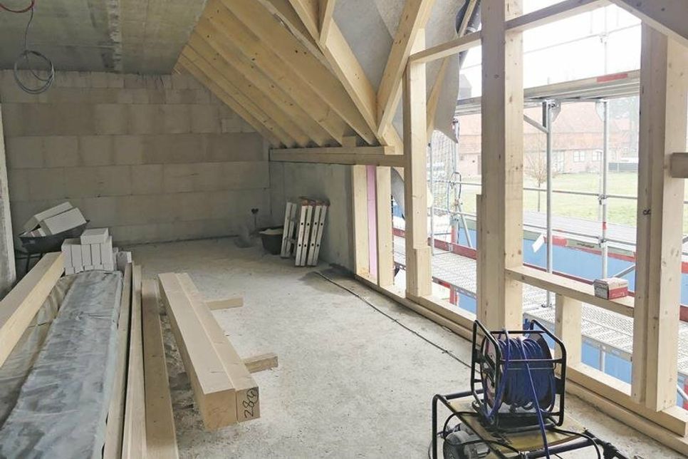 Das hier sieht noch nicht danach aus, wird aber ein Bewegungsraum, in dem die Kinder sich mit Kletter- und Sprungelementen so richtig austoben können.