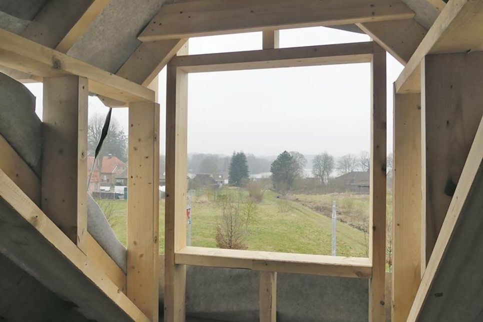 Die Vogelwarte ganz oben in Cornils Kinderinsel ist ein echter Ausguck – von hier können die Lütten bis zum See gucken oder Vögel beobachten, die vielleicht hier oben irgendwo nisten.