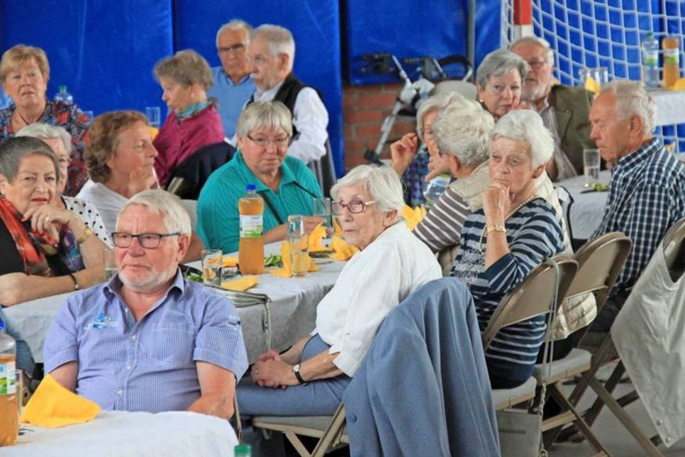 Die Gäste lauschten gespannt den Worten der Redner.