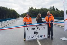 Am vergangenen Freitag gaben LBV.SH-Direktor Torsten Conradt (li.), Timmendorfs 1. stellvertretende Bürgermeisterin Melanie Puschaddel-Freitag und Verkehrsminister Bernd Buchholz die frisch sanierte Brücke frei.