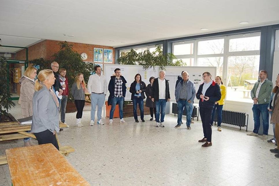Schulleiterin Esther Passig (vorne links) begrüßte die Politiker in ihrer Schule und präsentierte bei einem Rundgang zahlreiche Baumängel im Gebäude C der GGS-Strand.
