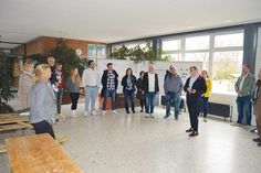 Schulleiterin Esther Passig (vorne links) begrüßte die Politiker in ihrer Schule und präsentierte bei einem Rundgang zahlreiche Baumängel im Gebäude C der GGS-Strand.