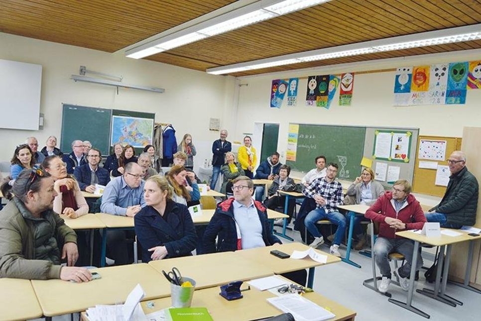 Gemeindevertreter, Bürgermeister und Verwaltungsmitarbeiter nahmen in einem Klassenraum Platz und informierten sich über die Mängel.