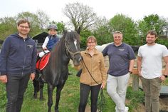 Hannah Goldt (Mi.) und Pony Balu freuen sich auf die Kinder, die zur kostenlosen Reittherapie kommen. Der Kiwanis Club Ahrensbök macht das Projekt möglich, Lennart Muhs, Marko Kindermann und Christoph Jürgens (v.li.) nehmen die Anmeldungen entgegen.